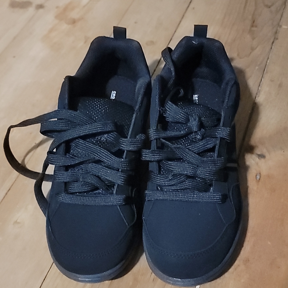 Plain black 7 1/2 women's sneaker